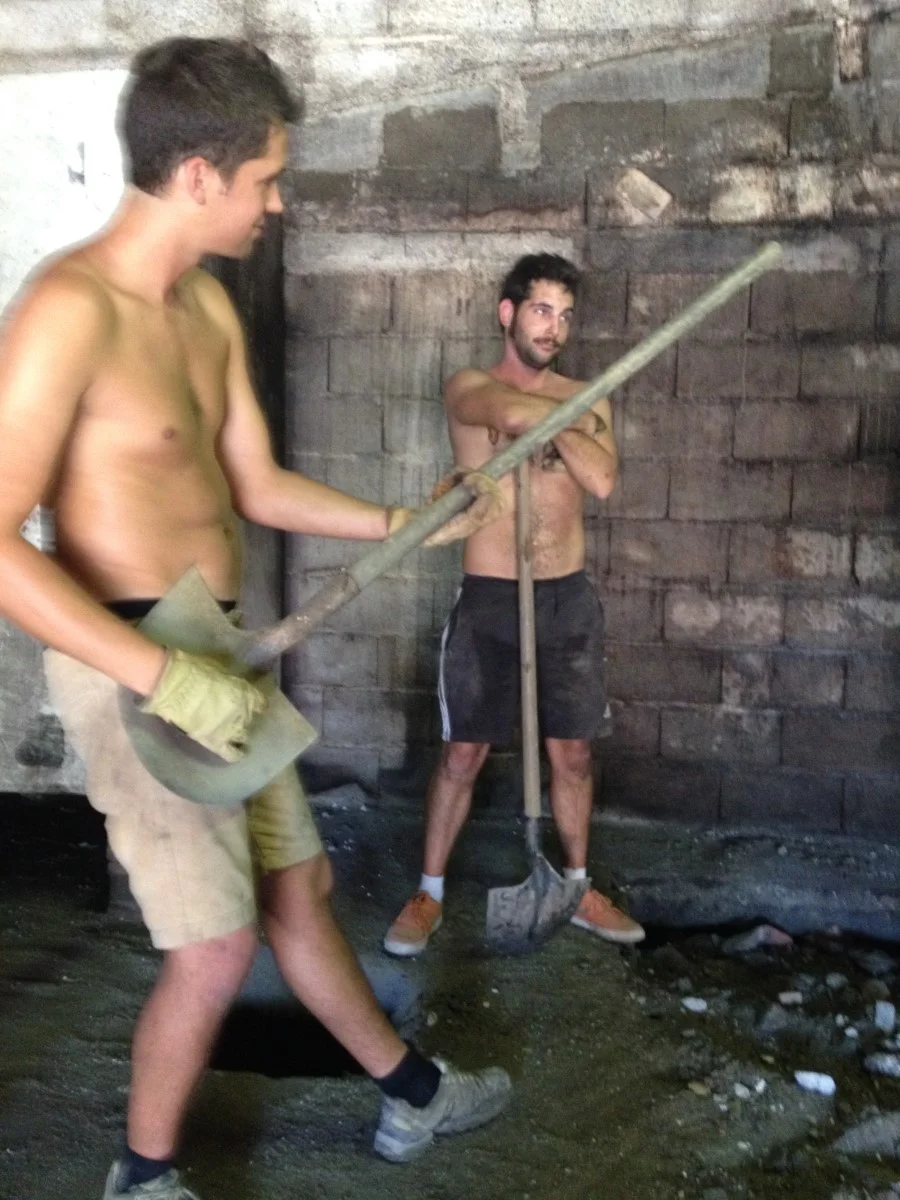 Travaux avant vendanges, on sort les vilaines cuves, on change les vilains toits...