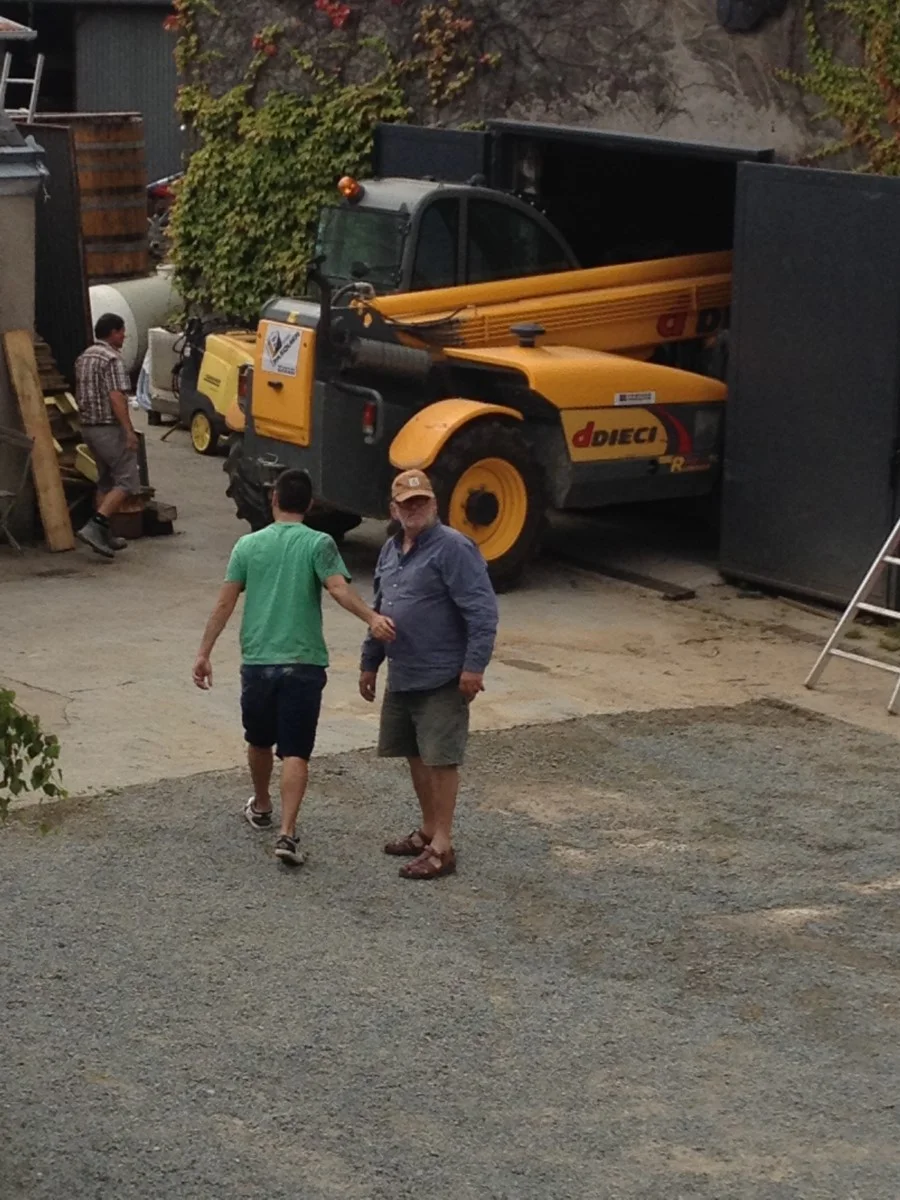 Travaux avant vendanges, on sort les vilaines cuves, on change les vilains toits...